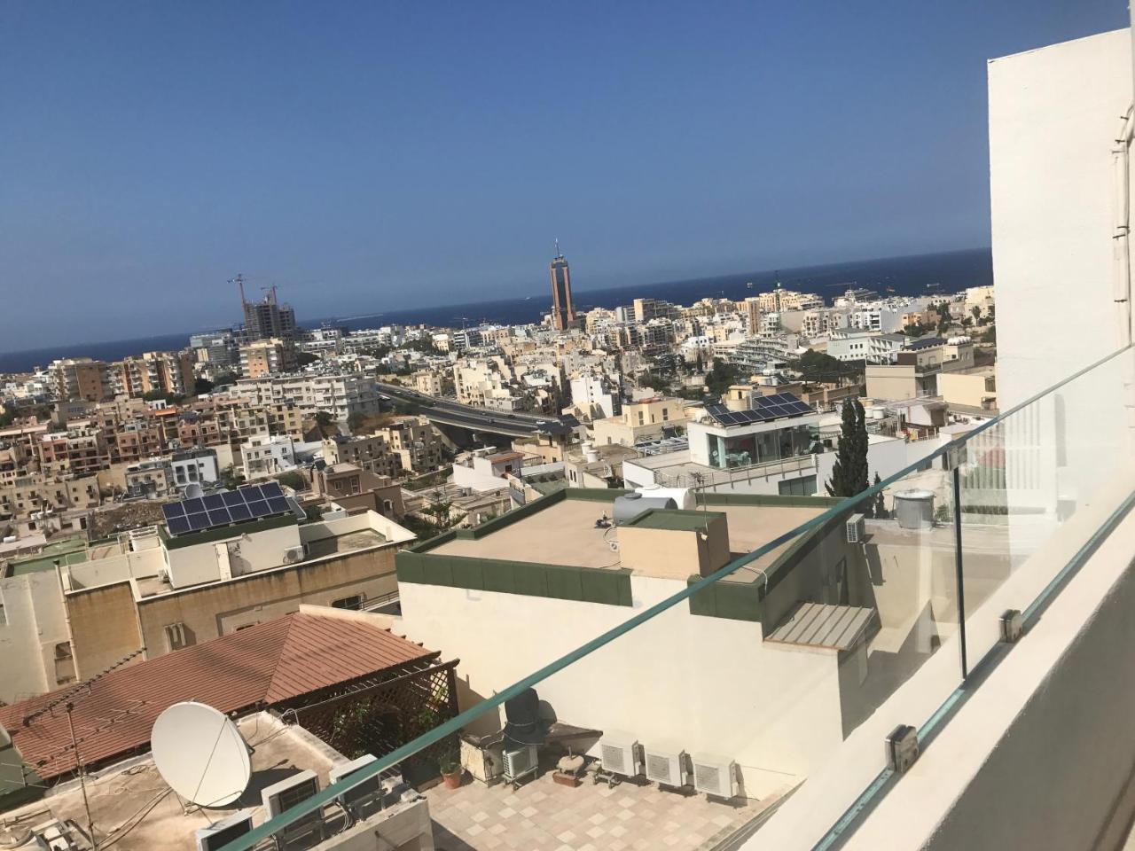 Camera Superior Matrimoniale/Doppia con Letti Singoli con Vista Città